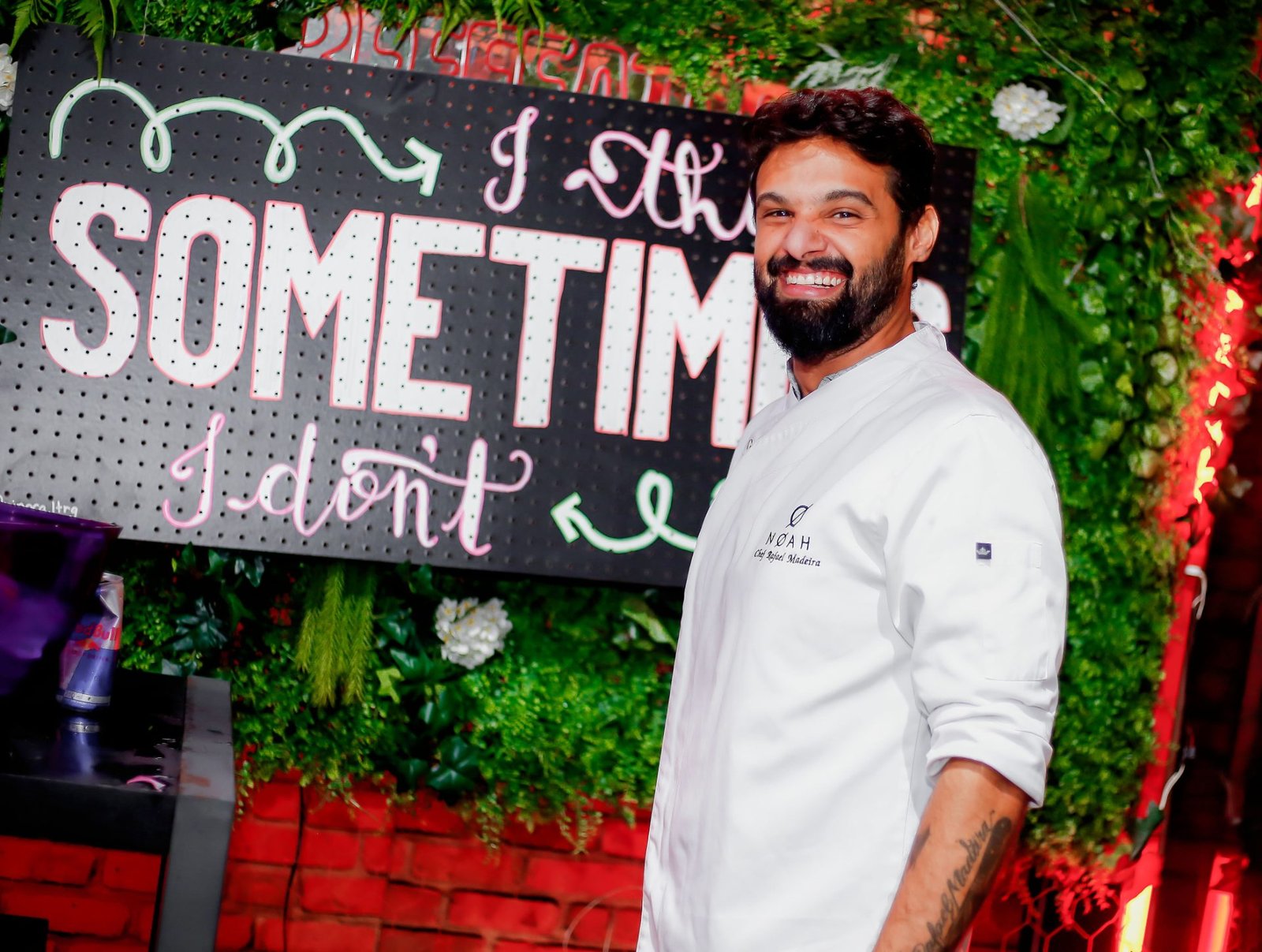 Chef Rafael Madeira sorrindo em evento com dólmã NOAH