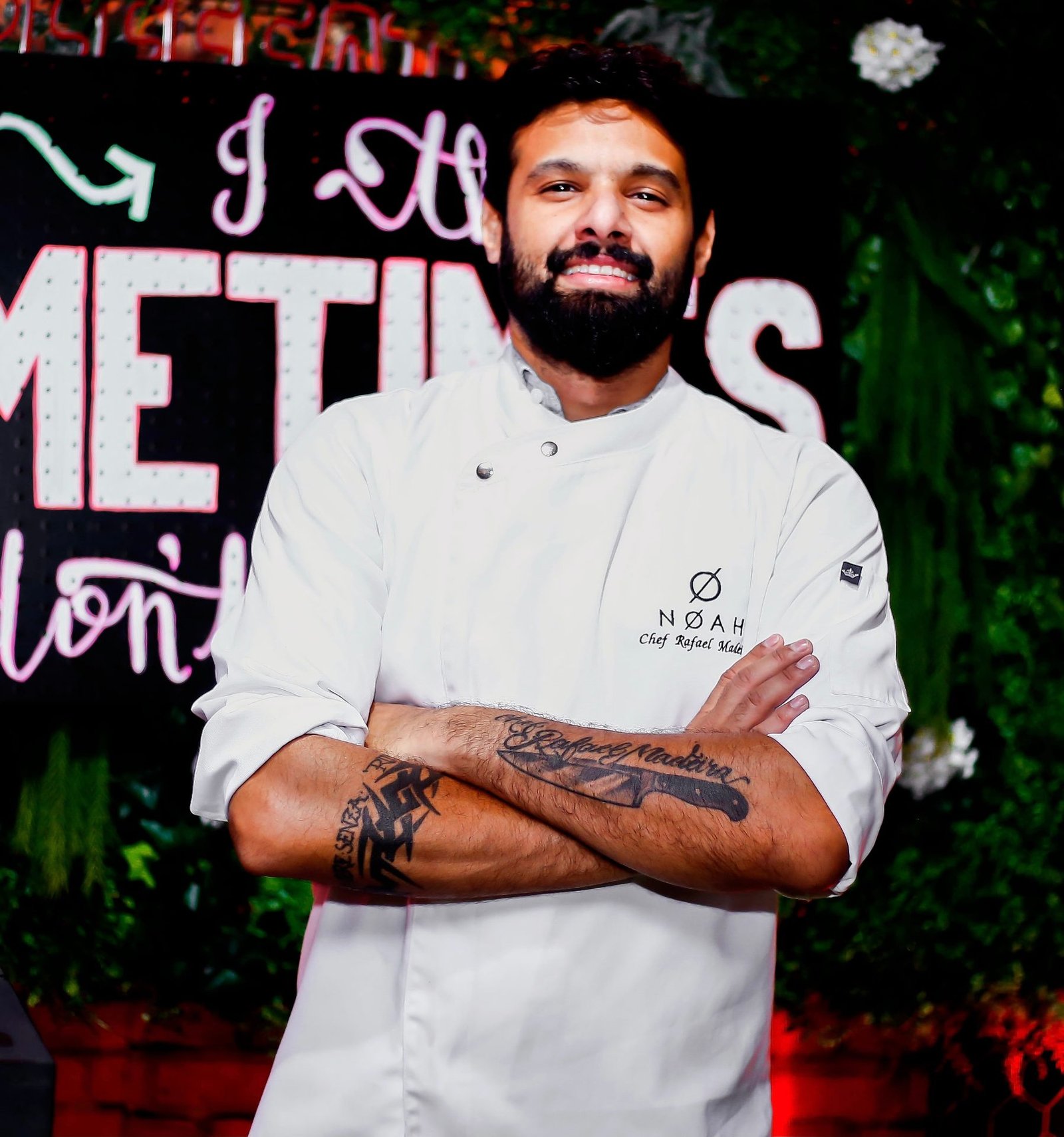 Chef Rafael Madeira de dólmã do NOAH, braços cruzados