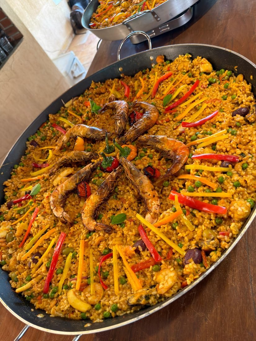 Paella com camarões servida no almoço de aniversário