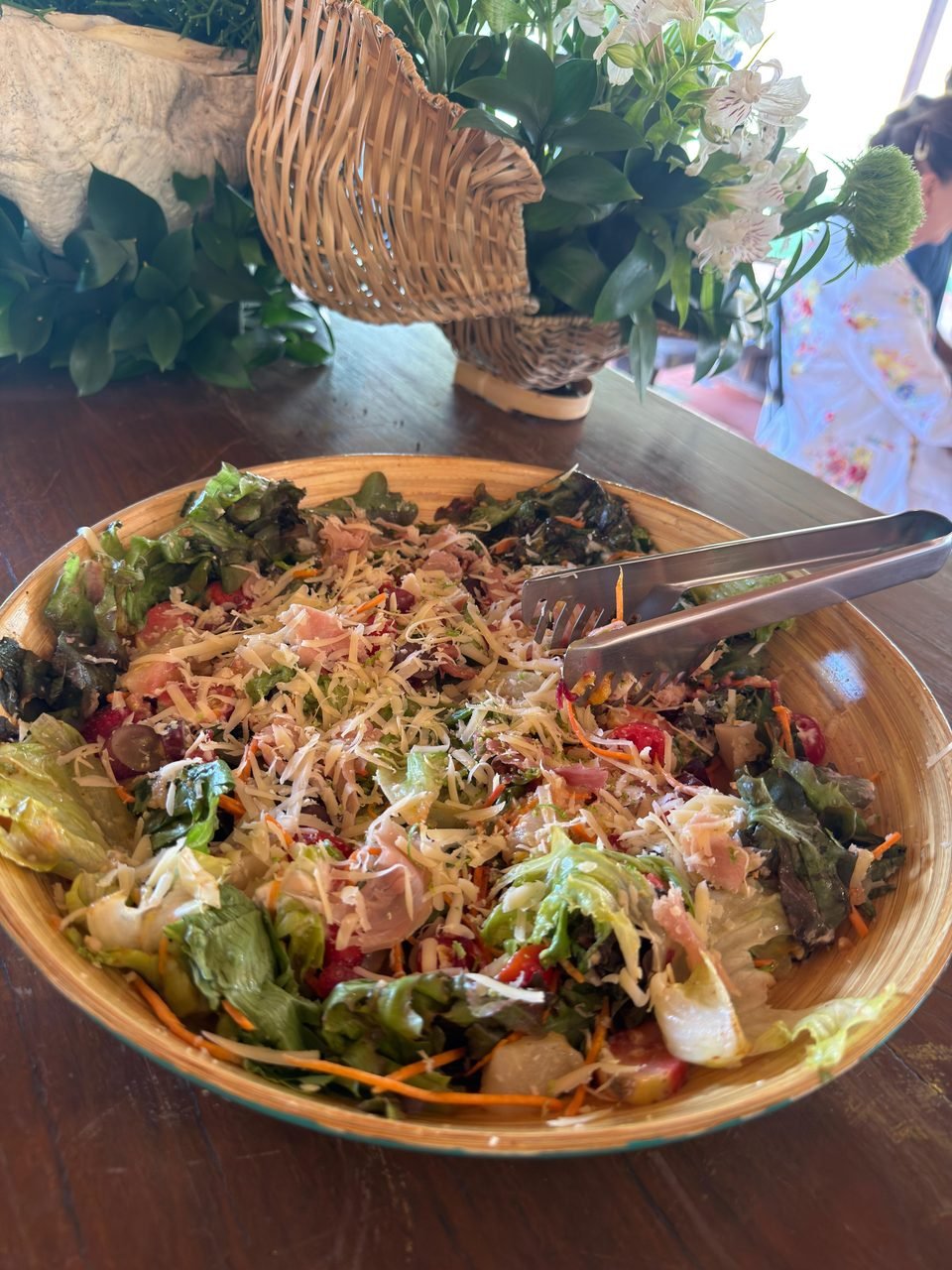 Salada verde com lascas de queijo