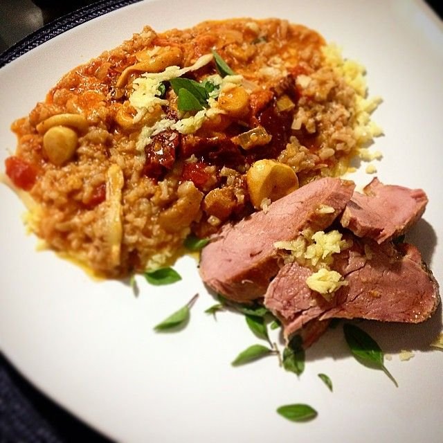 Carne com arroz servida em casa
