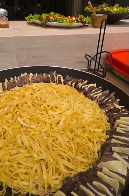 Filé recheado com queijo no ninho de fettuccine