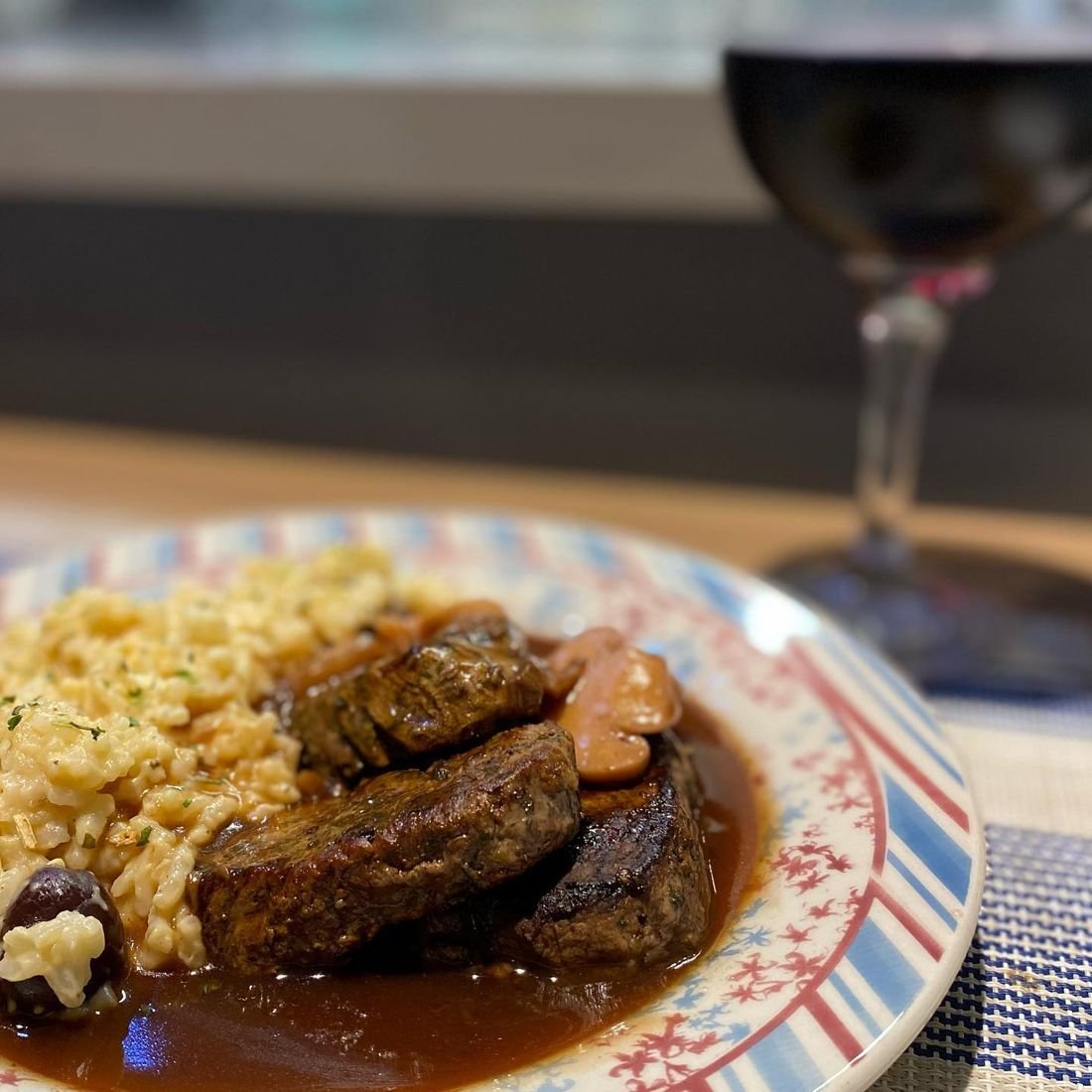 Filé com risoto servido em casa