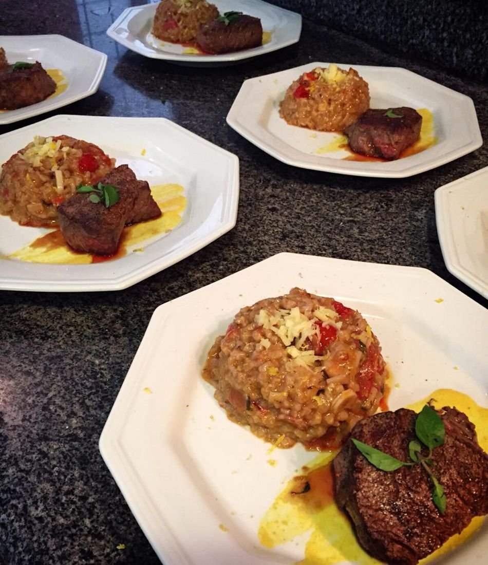 Pratos de filé com risoto montados