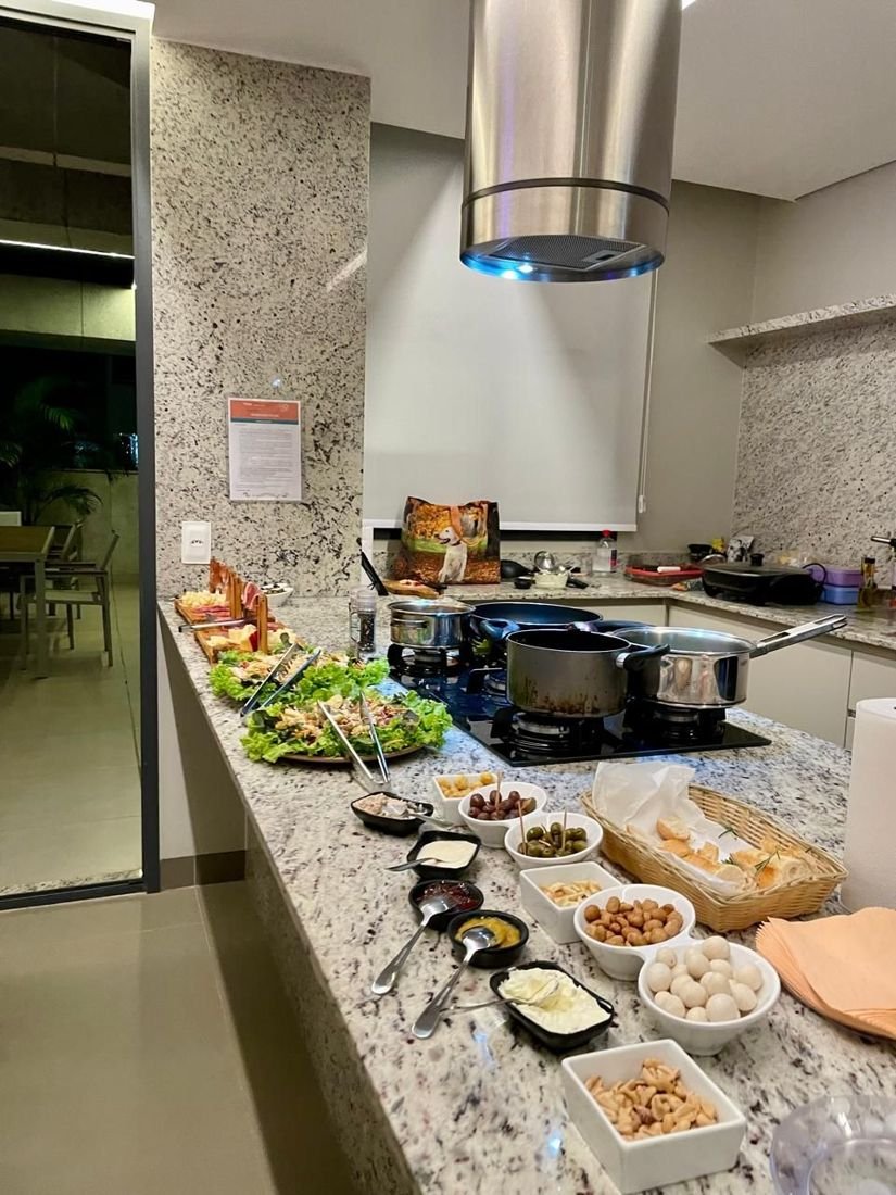 Bancada da cozinha do cliente montada para 15 convidados