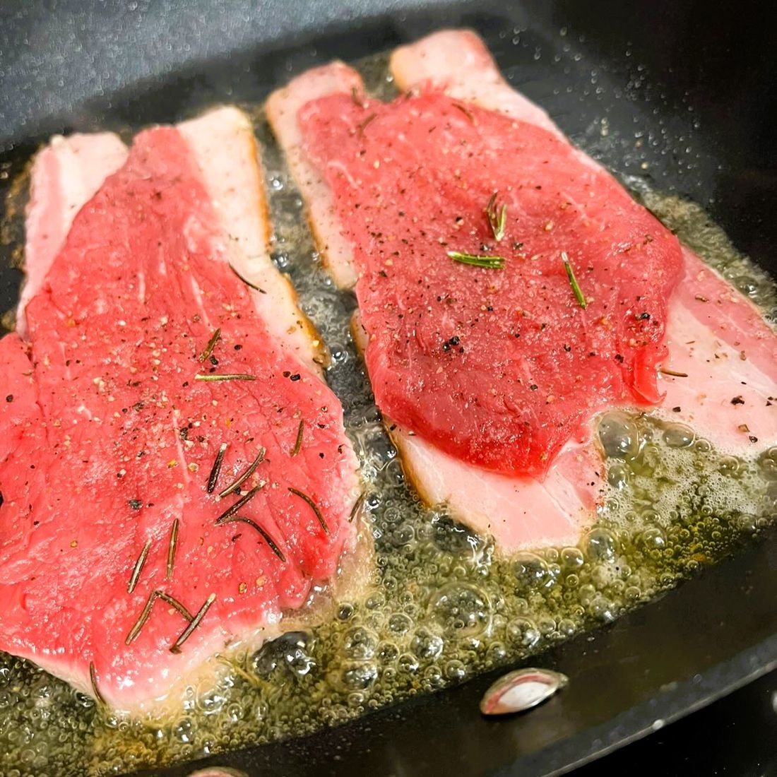 Carne grelhando para o jantar a dois