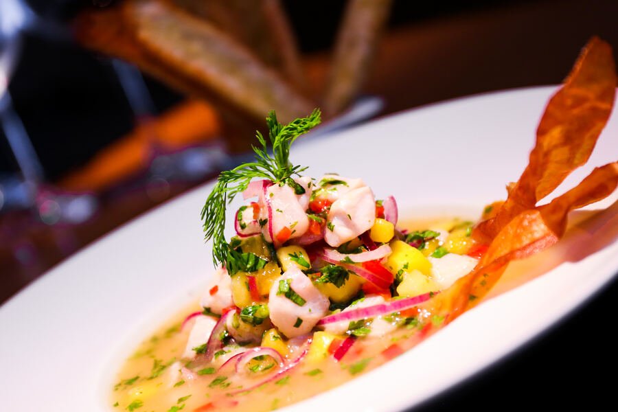 Ceviche de peixe branco com milho cancha