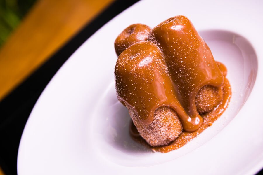 Churros recheados de banana caramelada