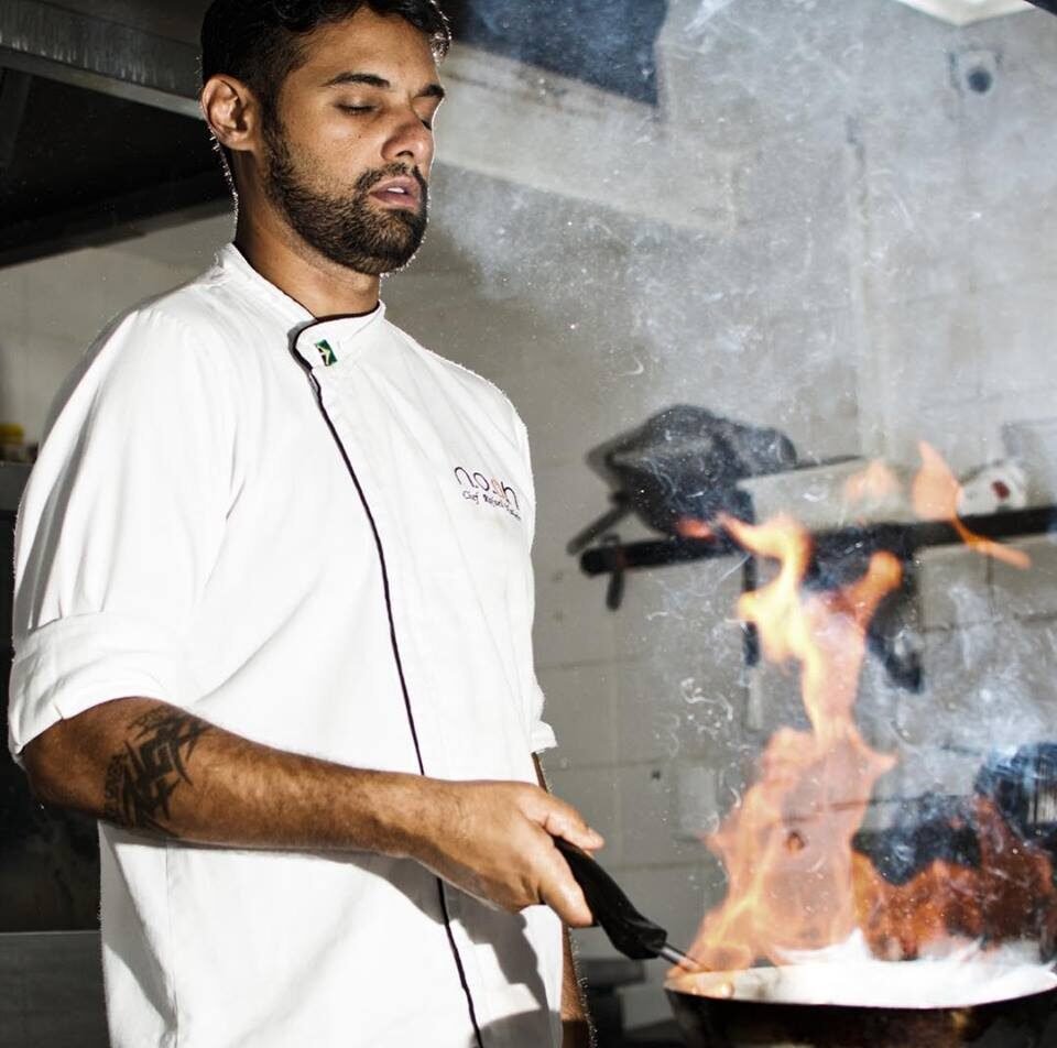 Chef Rafael Madeira em ação na cozinha