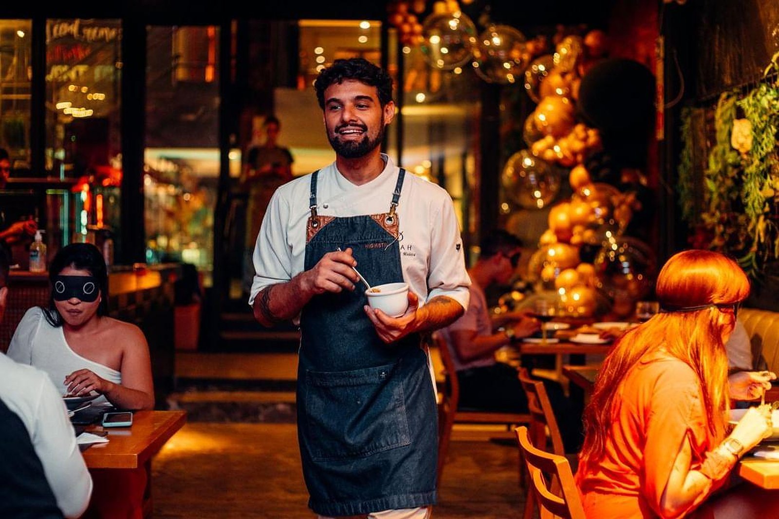 Chef servindo à mesa