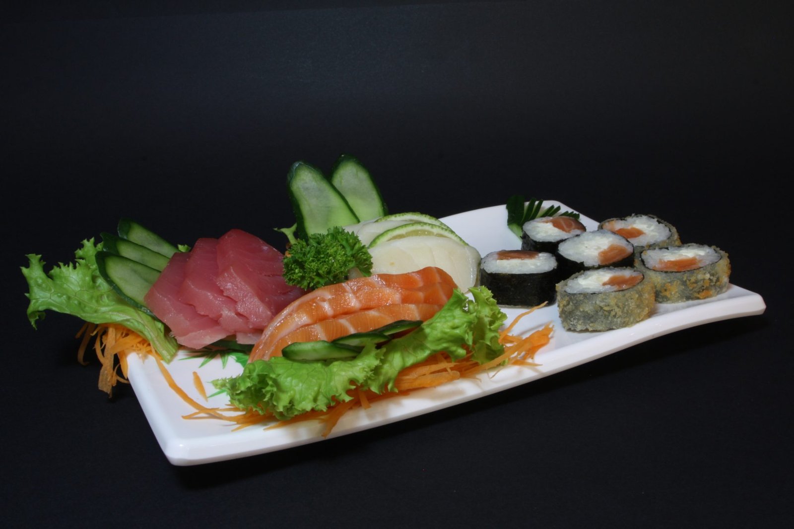 Combinado de sashimis e hossomakis empanados