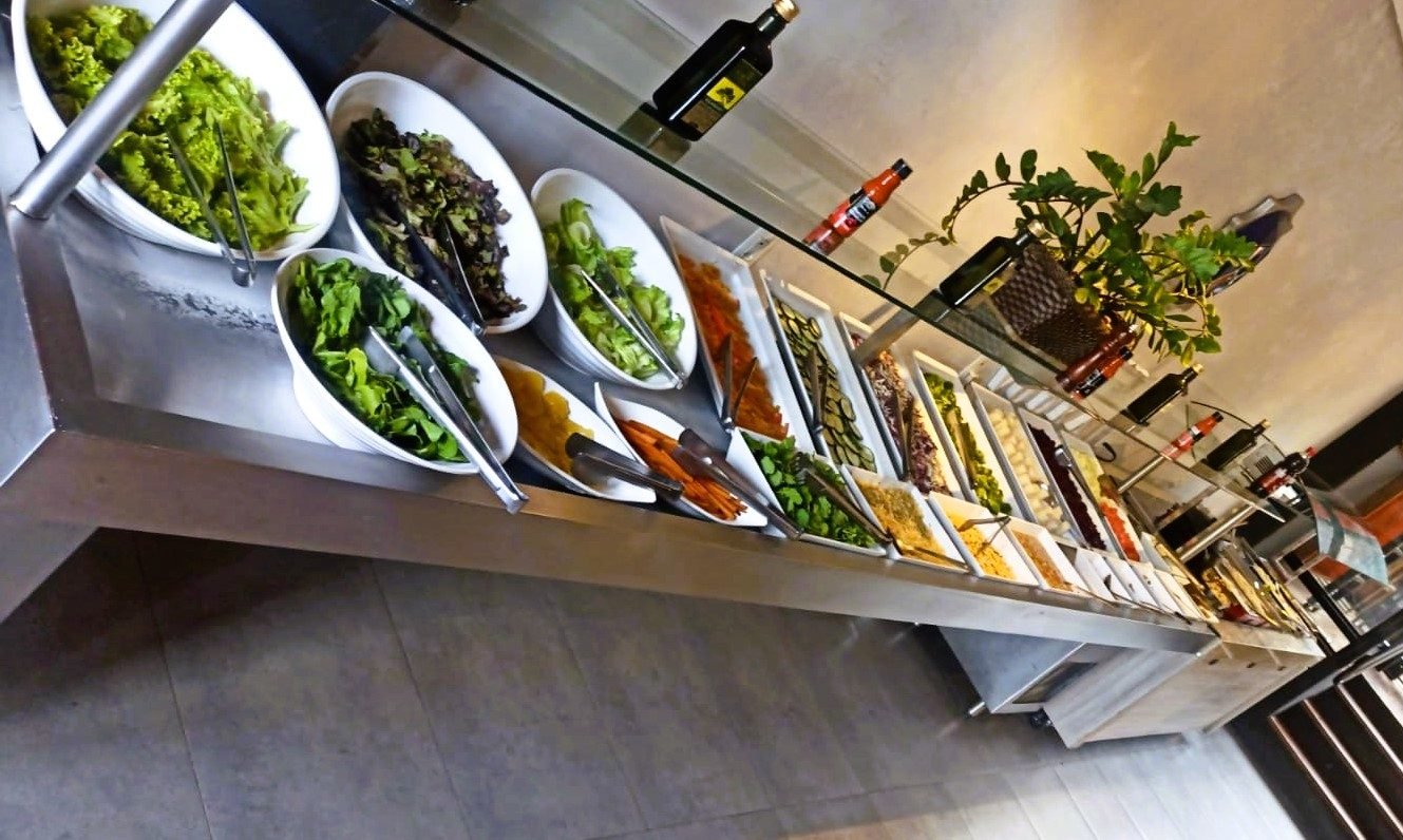 Balcão de saladas do buffet self-service