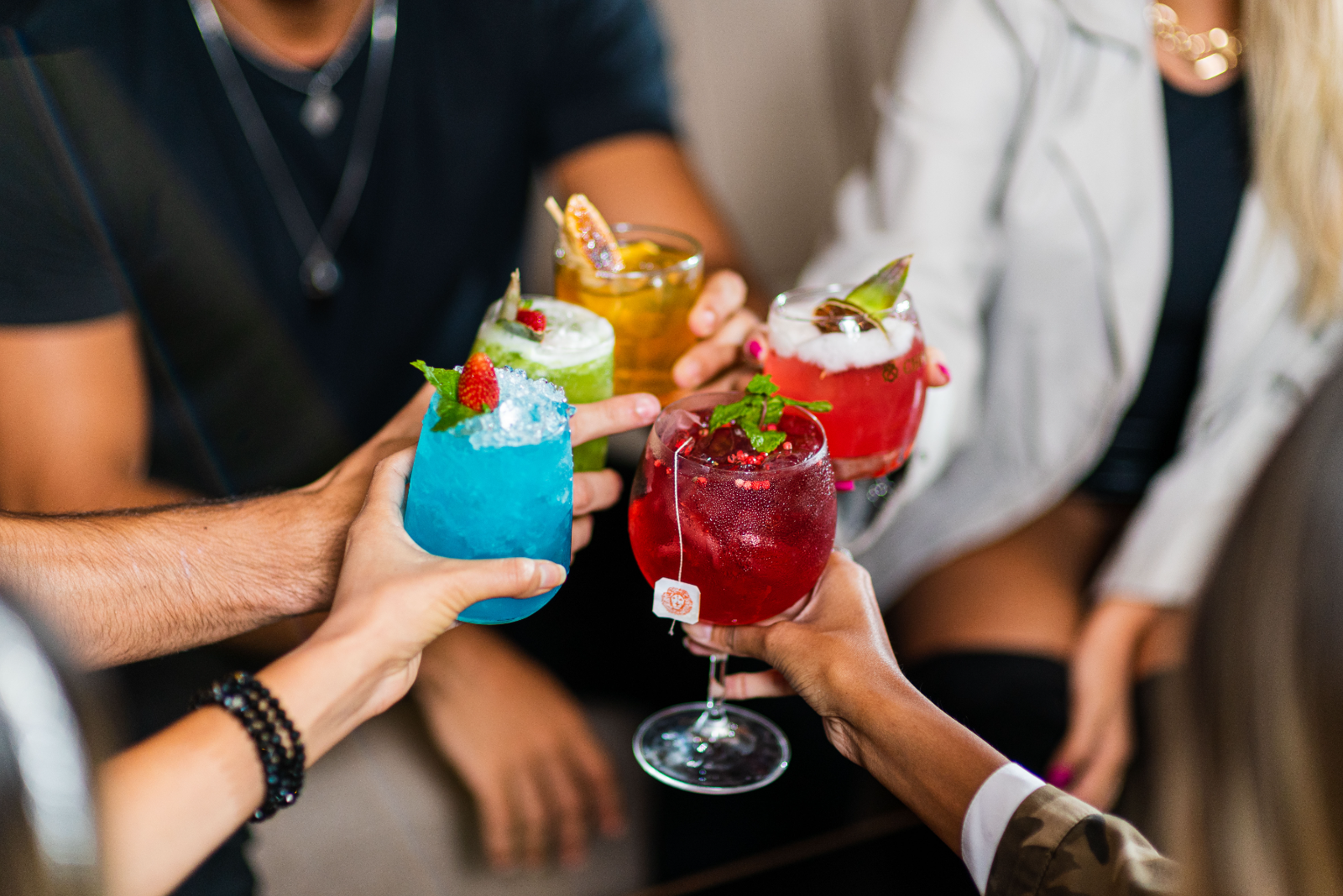 Mesa de frios e vinhos montada para um grupo