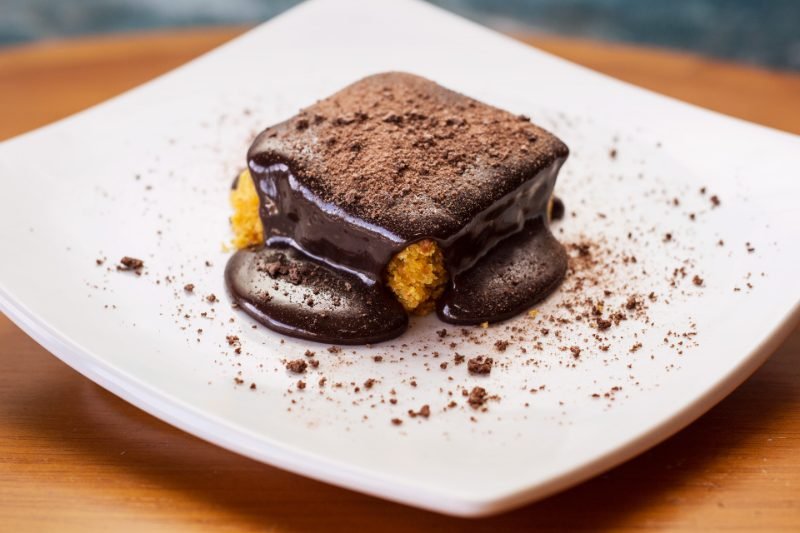 Bolo de cenoura com calda de chocolate