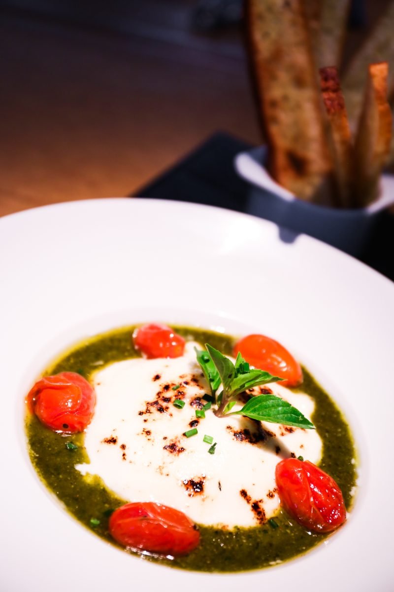 Burrata assada com pesto verde