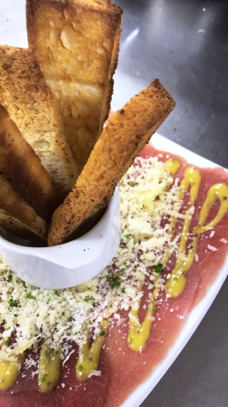 Carpaccio com torradas