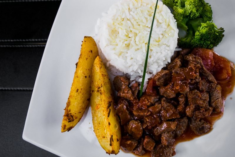 Prato kids de filé com arroz, batatas e brócolis