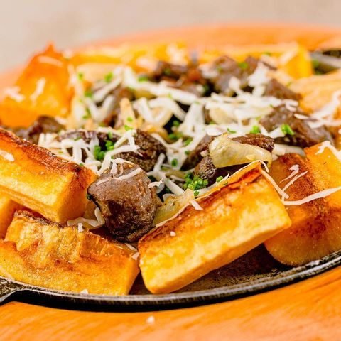 Mandioca frita na chapa com carne e queijo