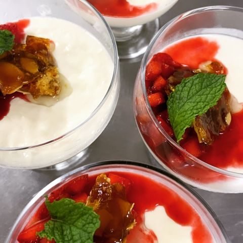 Panna cotta com calda de morango
