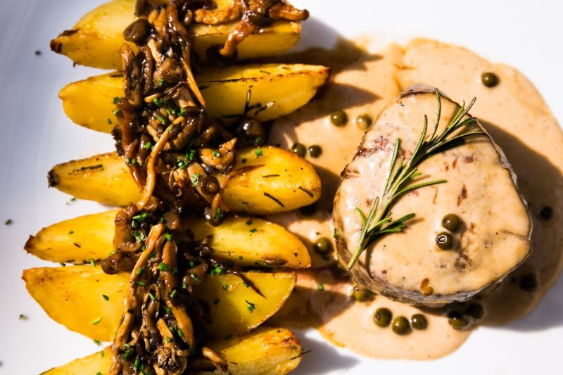 Filet au poivre vert com batatas