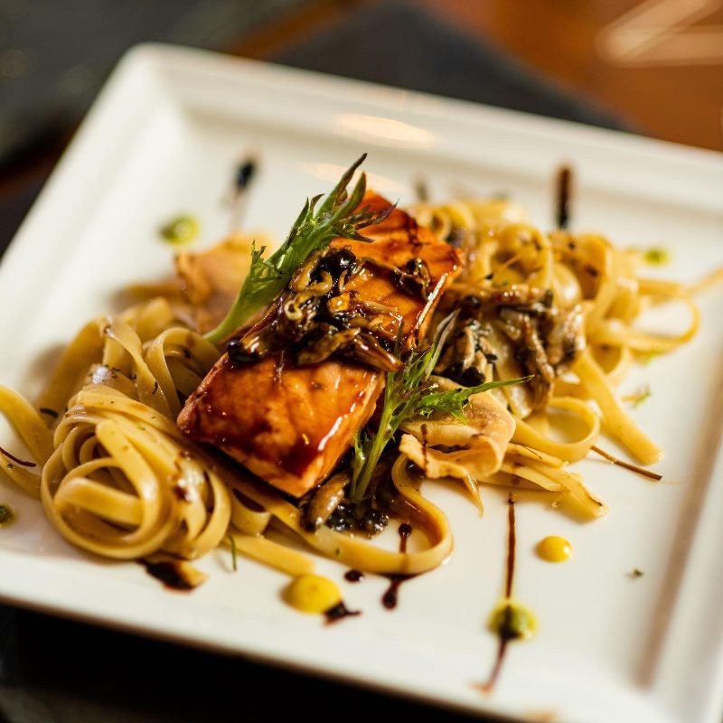 Salmão selado com linguini