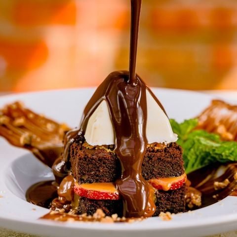 Torre de chocolate com calda