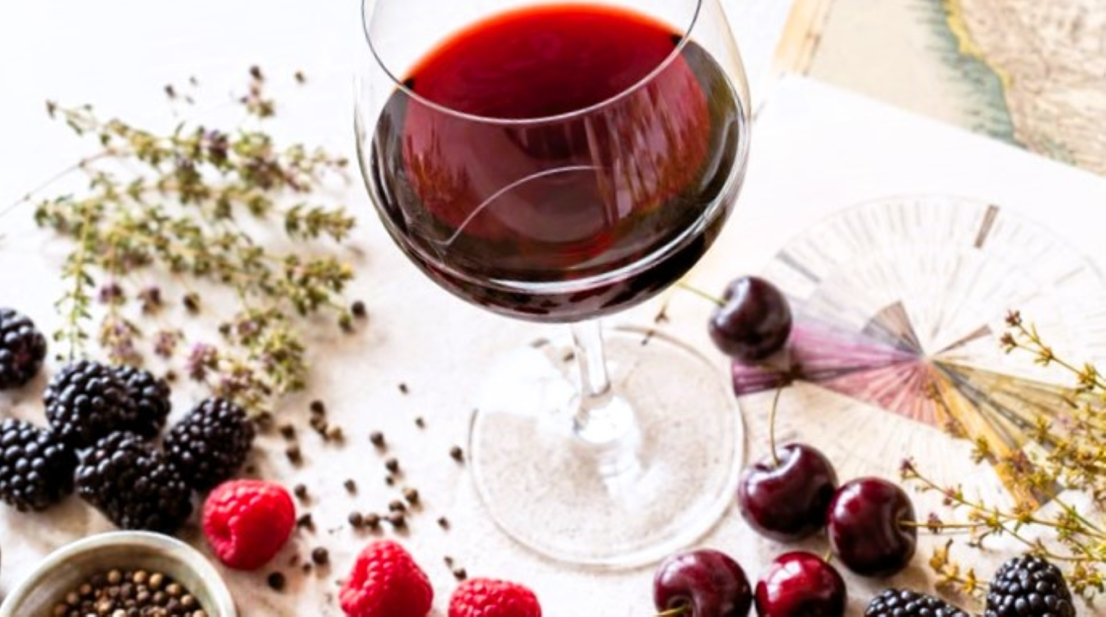 Taça de tinto com frutas vermelhas e especiarias