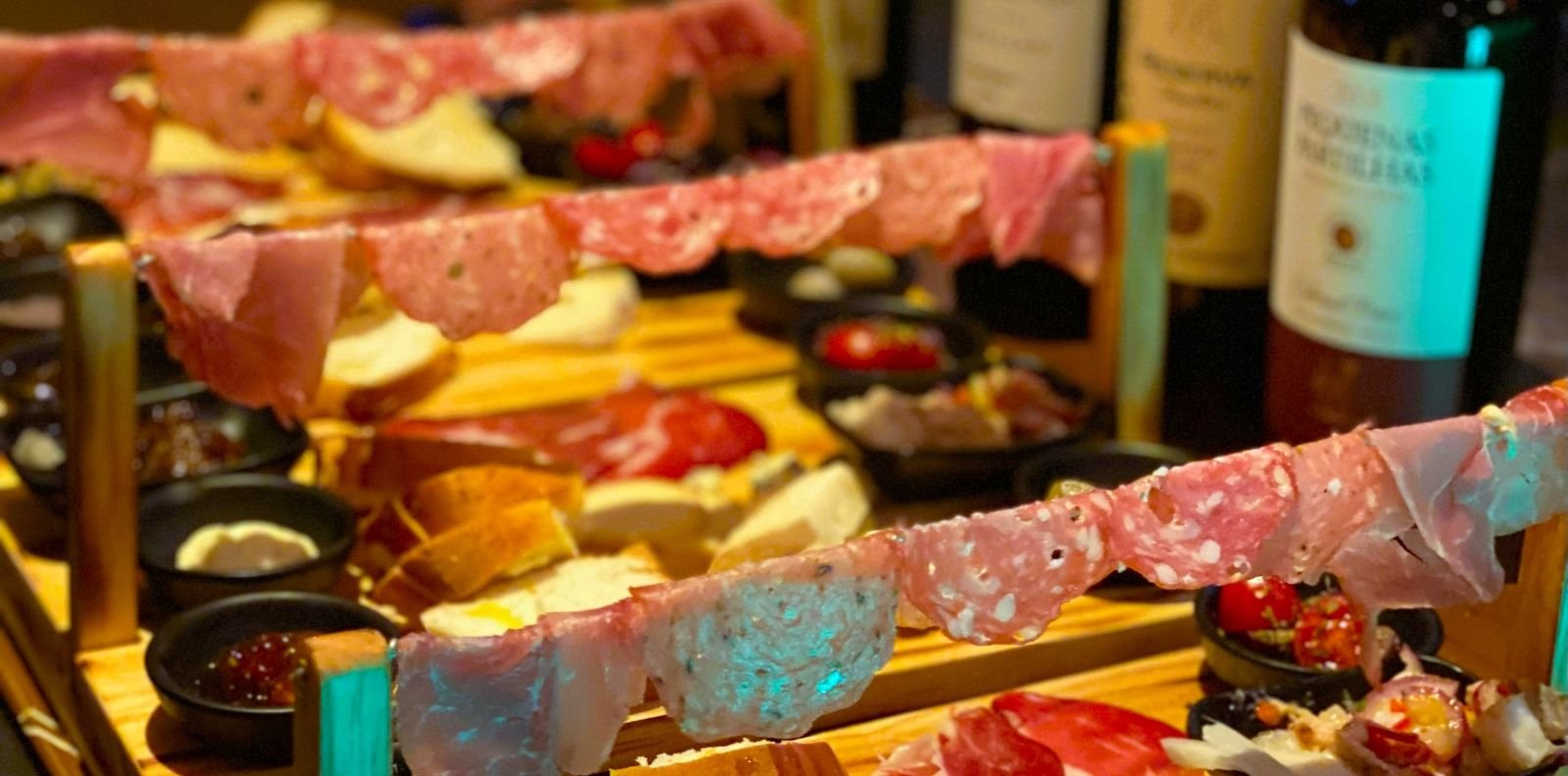 Mesa de frios e vinhos montada para um grupo