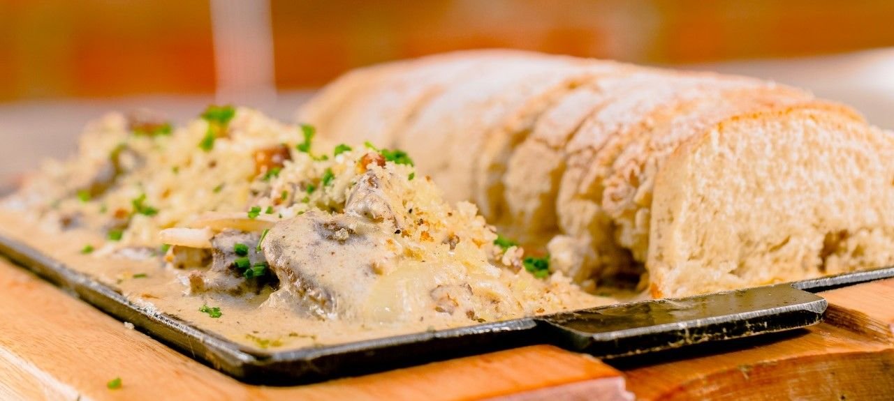 Tiras de filé ao molho de três ervas com ciabatta