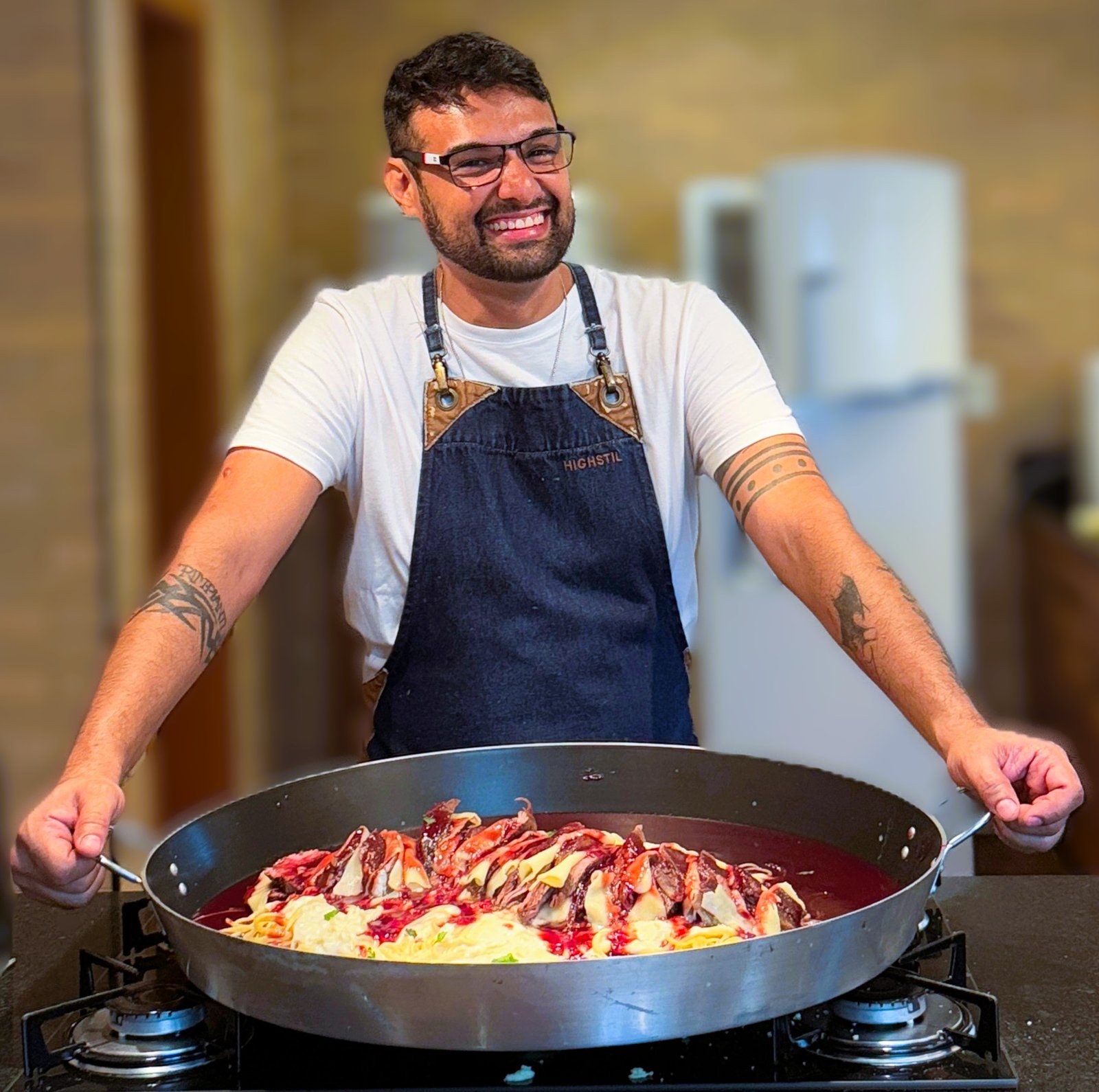 Chef Rafael Madeira cozinhando na casa do cliente